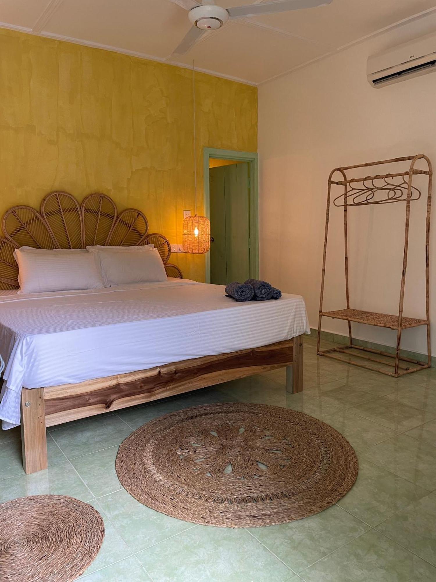 Banana Surf House Hotel Arugam Bay Buitenkant foto